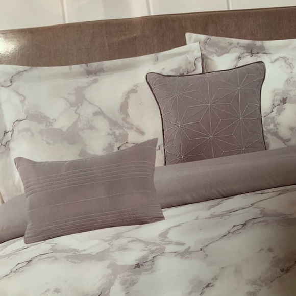 Full Queen marble comforter pillows and shams grey - Picture 6 of 9